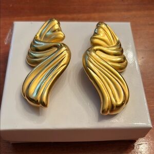 Vintage art deco clip earrings gold tone bold glamorous oversized